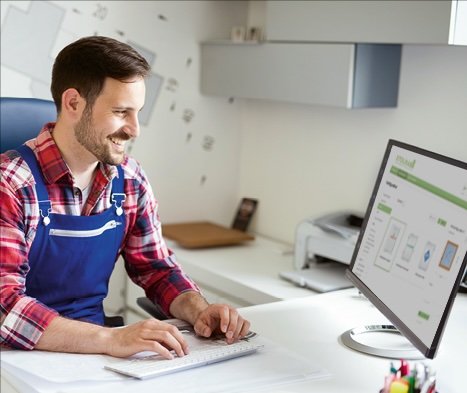 handwerker am pc